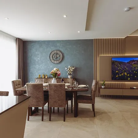 Luxury Penthouse With Private Pool & Skyline Views *