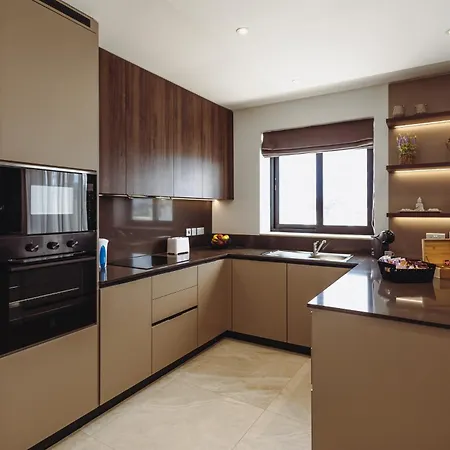 Luxury Penthouse With Private Pool & Skyline Views *