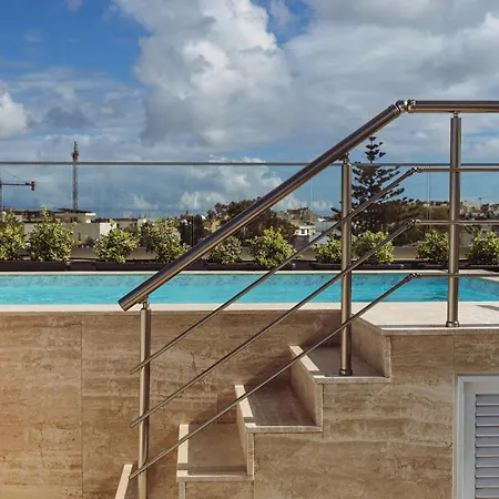 Luxury Penthouse With Private Pool & Skyline Views *